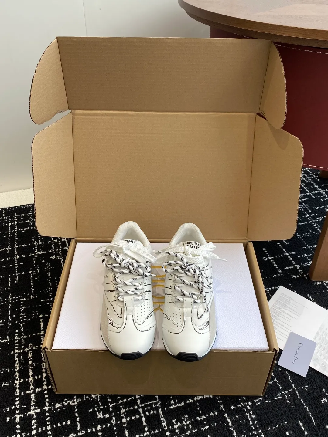 👟👟Ex-factory price 680👟👟 Purchasing grade (synchronized on the official website ✈️box packaging) Dior D-Sketch sneakers made a wonderful appearance at the Dior 25ss spring and summer ready-to-wear series show, highlighting the classic retro aesthetics. They are carefully made of white nylon and cow leather, decorated with printed logos inspired by the shoe production stage, with beige suede cowhide panels and double shoelaces. Handwritten Christian Dior Paris signature on the side, Christian Dior Paris signature panels and plaques on the heel and tongue. Paired with two-tone slim rubber soles, they add a touch of couture to any casual look. Size: #Female 35-40 (No return or exchange if order is made at 40) #Men 39-45 (No return or exchange if order is made at 45) (It will be shipped in about 20 days under development)